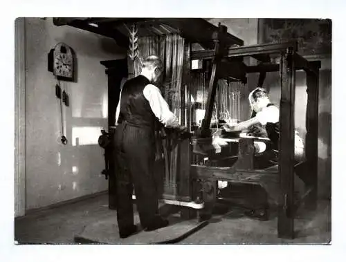 Ak Foto Großschönau Heimatmuseum Damastzugstuhl in Betrieb 1975