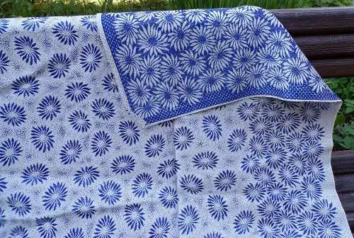 Alte Tischdecke Blau Weiss 124 x 128 Blumen Konsum true Vintage
