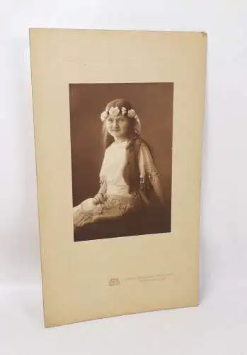 Fotografie Mädchen mit Blumenschmuck im Haar 1920 Schönichen Dortmund