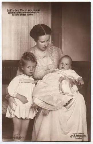 Echtfoto Ak Gräfin Ina Maria von Ruppin mit beiden Söhnen Liersch Adel