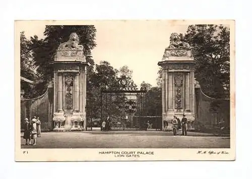 Ak Hampton Court Palace Lion Gates