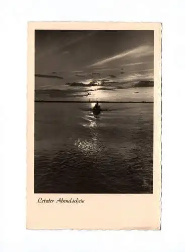 Foto Ak Letzter Abendschein Boot im Meer bei Sonnenuntergang 1956