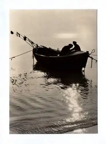 Ak Grüße von der Ostsee 1966 Zwei Männer im Boot auf dem Meer