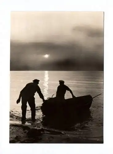 Foto Ak Sonnenuntergang Männer mit Boot 1966 Grüße von der Ostsee