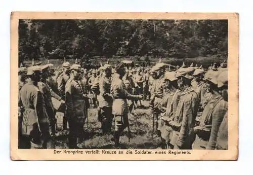 Ak Der Kronprinz verteilt Kreuze an die Soldaten des Regiments 1916