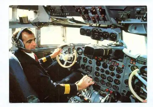 Foto Ak Interflug 1983 Deutsche Demokratische Republik Pilot im Cockpit IL18