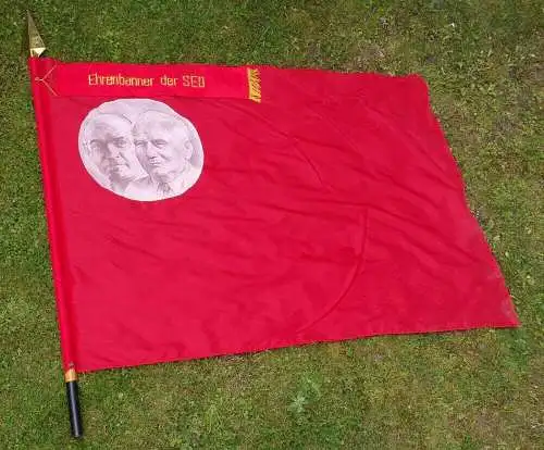 DDR Fahne Ehrenbanner der SED Wilhelm Pieck Ernst Thälmann Flagge Fahnenspitze
