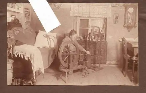 Fotografie Weber am Webstuhl Spinnerin am Spinnrad um 1920 historisch