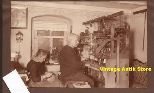 Fotografie Weber am Webstuhl Spinnerin am Spinnrad um 1920 historisch