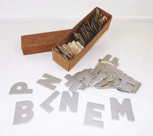 Alte Buchtstaben aus Pappe Beschriftung Schrift Schaufenster Reklame Silber Vint
