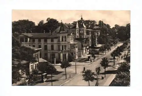 Ak Zinnowitz Straße zum Strand mit Ferienheim 1958