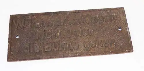 Altes Metall Schild Während des Kippens nicht unter die Bühne gehen Warnschild