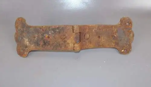 Altes Eisen Scharnier Antik Beschlag handgeschmiedet gewölbt wohl für Truhe