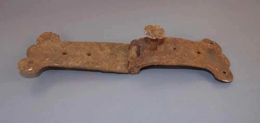 Altes Eisen Scharnier Antik Beschlag handgeschmiedet gewölbt wohl für Truhe 1