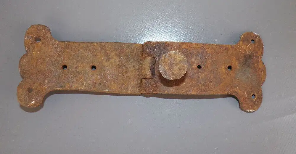 Altes Eisen Scharnier Antik Beschlag handgeschmiedet gewölbt wohl für Truhe 2