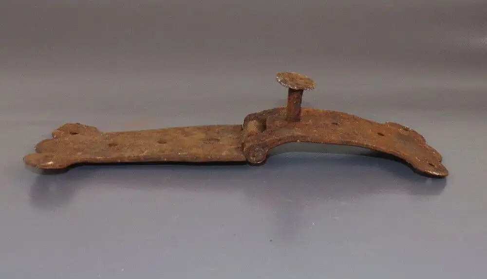 Altes Eisen Scharnier Antik Beschlag handgeschmiedet gewölbt wohl für Truhe 3