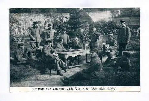 Ak Nr 223 Das Quartett Die Brotwinsel spielt allein richtig Soldaten musizieren