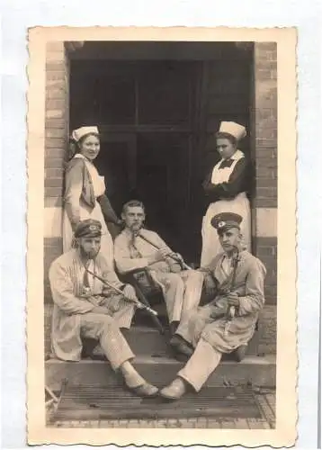 Foto Ak Lazarett Meiningen verwundete Soldaten 1922 Schirmmütze Kokarde