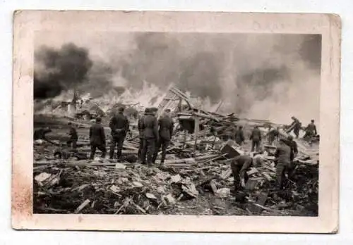 Foto brennendes Olenino März 1942 nach Fliegerangriff Soldaten Flammen