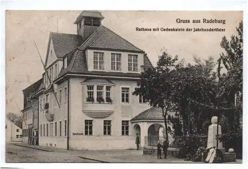 Ak Gruss aus Radeburg Rathaus mit Gedenkstein der Jahrhundertfeier