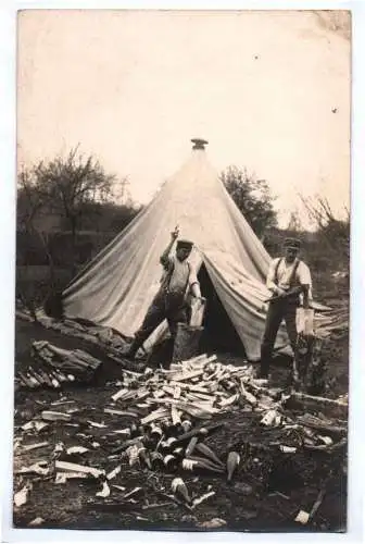 Foto Ak Soldaten beim Holz hacken 1915 Bernieulles ? Frankreich
