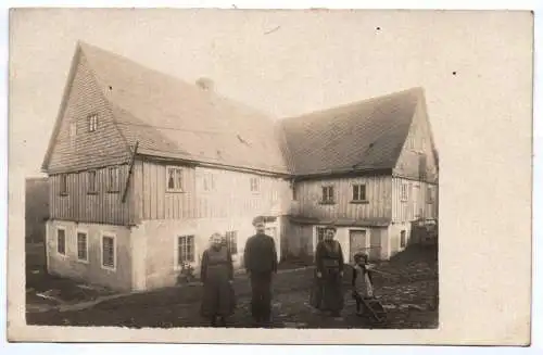 Foto Ak Wohnhaus Personen um 1910 wohl Seitschen Göda Bautzen
