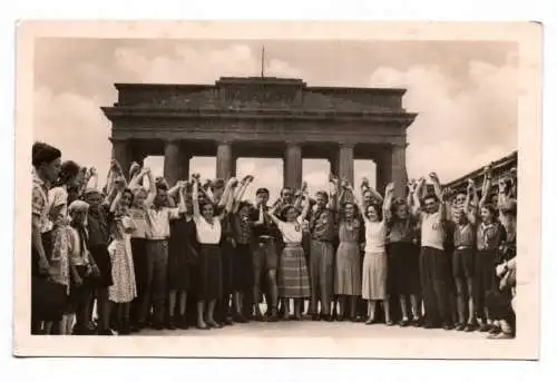 Foto Ak Die Weltjugend vor dem Brandenburger Tor in Berlin