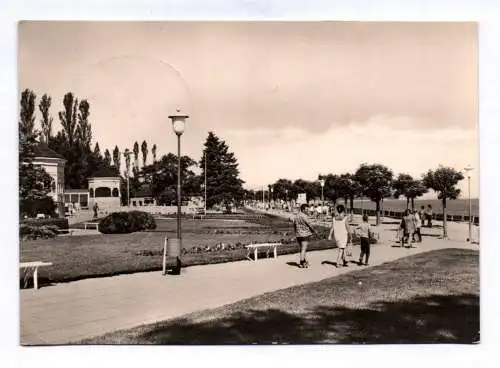 Foto Ak Göhren Rügen 1974 Menschen auf der Strandpromenade