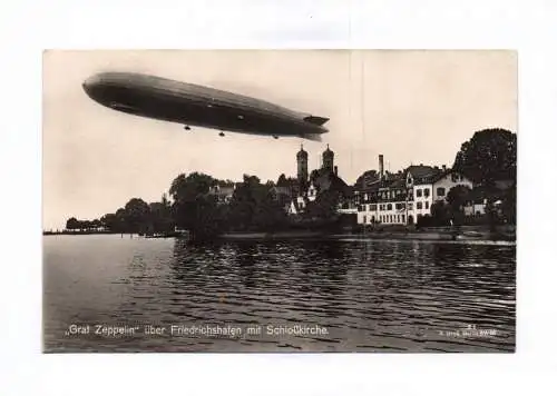 Foto Ak Graf Zeppelin Luftschiff über Friedrichshafen mit Schloßkirche