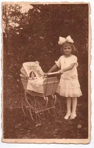 Foto Ak Mächen mit Puppenwagen Spielzeug Puppe Niesky um 1910