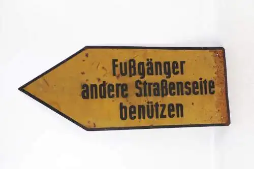 Altes Blechschild Fußgänger andere Straßenseite benützen Hinweisschild