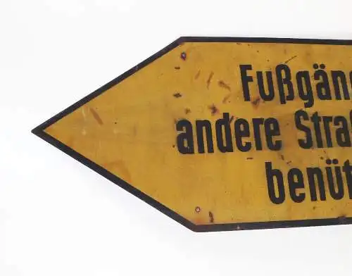 Altes Blechschild Fußgänger andere Straßenseite benützen Hinweisschild