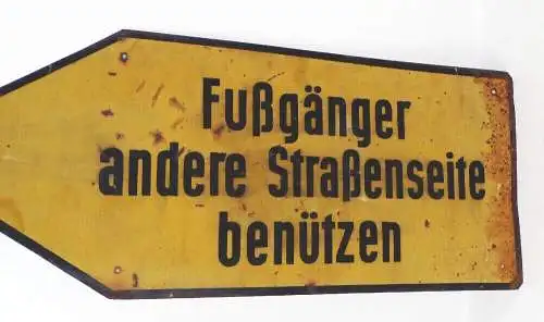 Altes Blechschild Fußgänger andere Straßenseite benützen Hinweisschild