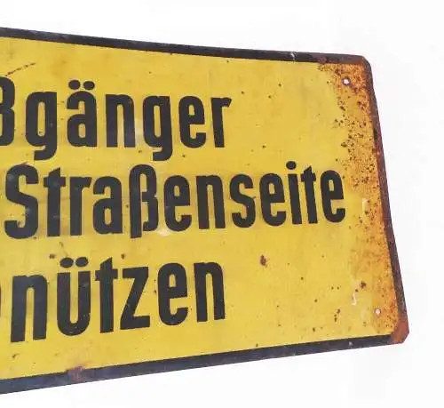 Altes Blechschild Fußgänger andere Straßenseite benützen Hinweisschild