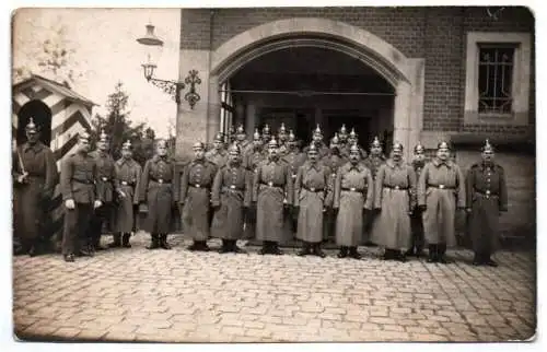 Foto Ak Pirna Kaserne 1915 Soldaten Pickelhaube