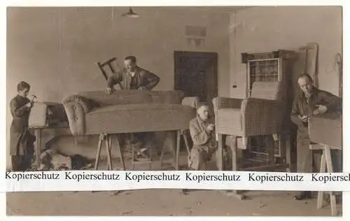 Foto Ak Möbeltischlerei Werkstatt bei der Arbeit Schreiner um 1920 ! (F2518