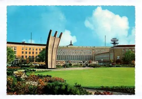 Foto Ak Berlin Flughafen Tempelhof Platz der Luftbrücke