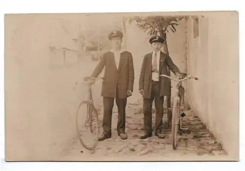 Foto Ak Jungen mit Fahrrädern um 1910 bicycle Oldtimer