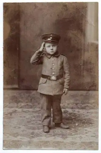 Foto Ak kleiner Junge in Uniform salutiert 1 Wk