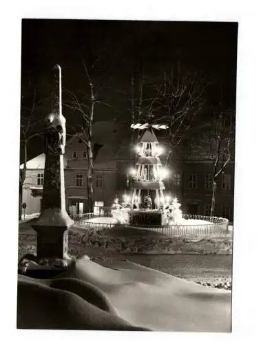 Ak Sommer und Winterkurort Oberwiesenthal Erzgebirge Pyramide am Markt