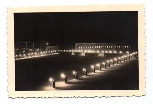 Foto bei Nacht Zapfenstreich Soldaten 2 Wk Fakeln