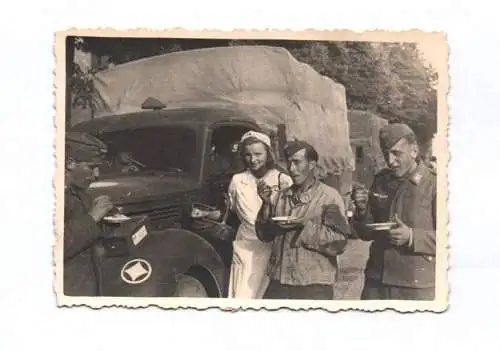 Foto Krankenschwester Soldaten Verpflegung LKW Kennung 2 Wk