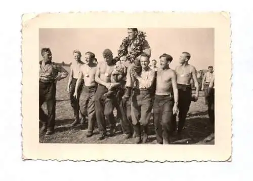 Foto halbnackte Soldaten Polen Feldzug Siegerkranz erster Abschuss 2 Wk