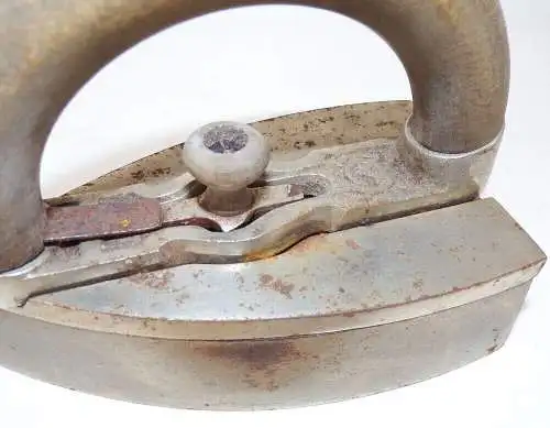 Altes MC Bügeleisen Antik Eisen Holzgriff true vintage Deko 