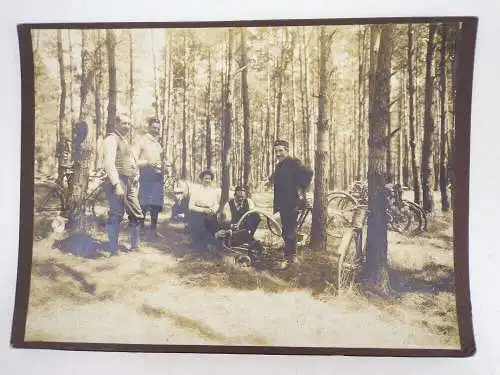 Foto Fahrrad Reparatur im Wald um 1910 Radfahrer Pappfoto