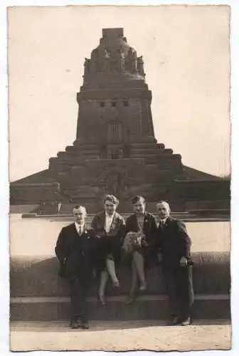 Foto Ak vor dem Völkerschlachtdenkmal Leipzig 1927