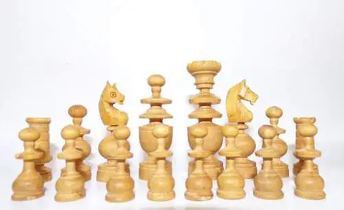 Alte handgeschnitzte Schachfiguren mit Box Schach chess