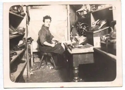 Foto Schuhmacher Schuster in Werkstatt 1930