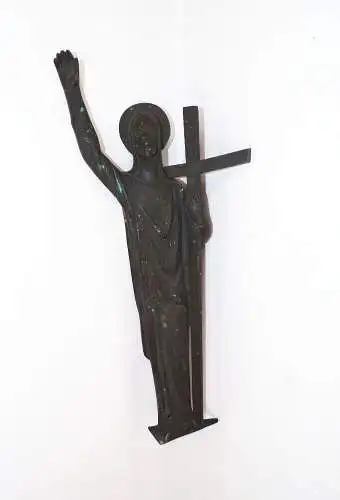 Alter Messing Jesus Wandrelief grüßend mit Kreuz Christentum 