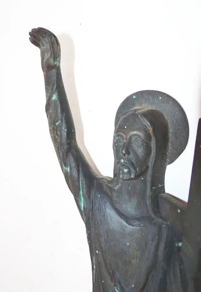Alter Messing Jesus Wandrelief grüßend mit Kreuz Christentum  6